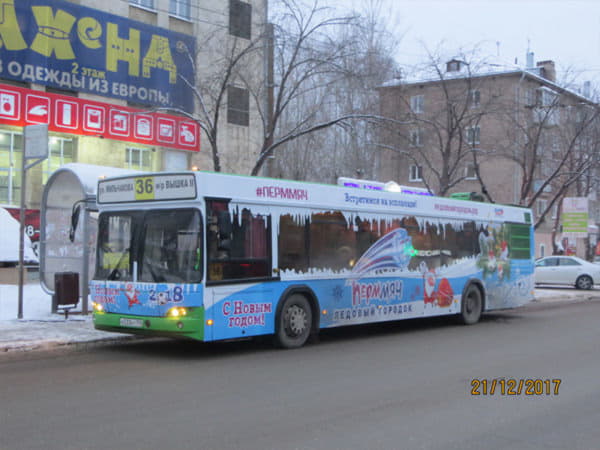 По Перми начал курсировать «новогодний» автобус