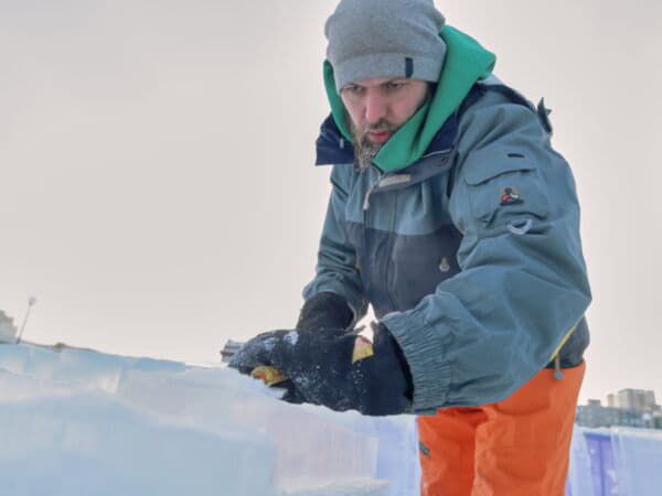 Мастера из России и Белоруссии начали работу над ледовыми скульптурами к 300-летию Перми