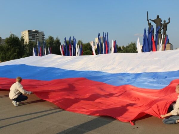 В Перми в День российского флага волонтеры раздадут ленты с триколором