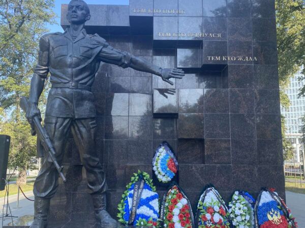 В Перми на бульваре им. Советской Армии открыли памятную плиту в честь погибших в ходе СВО