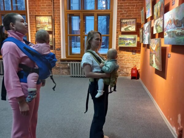 В Пермской Арт-резиденции организовали необычную встречу – для будущих и уже состоявшихся мам и их малышей