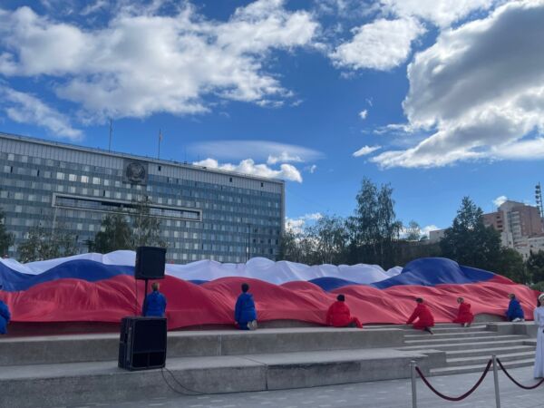 В День России въезжающие в Пермь по улице Попова увидят большой триколор