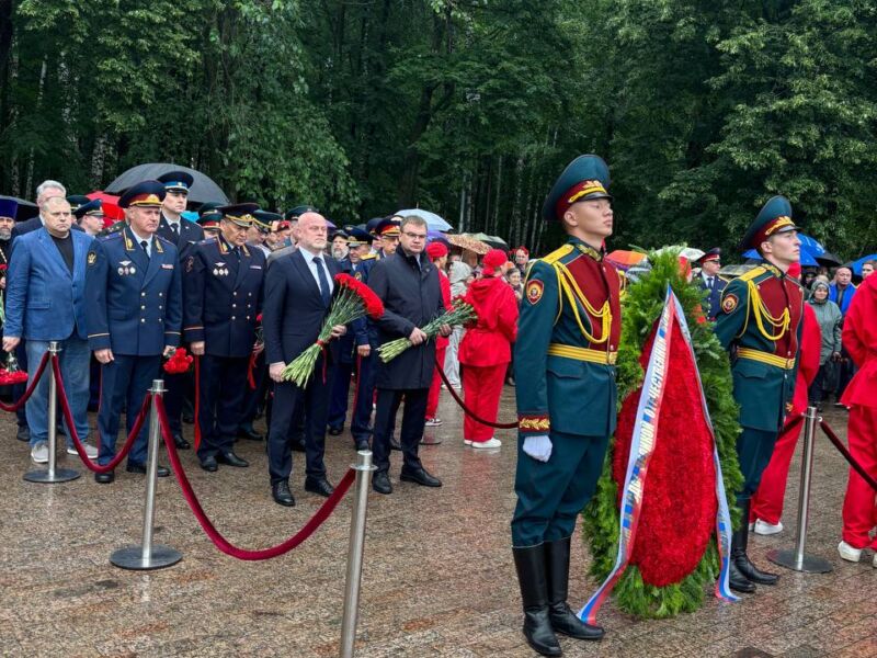 К пермскому монументу «Скорбящая» в День памяти и скорби возложили цветы