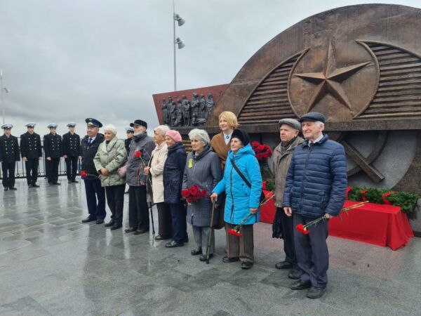 На пермской набережной открыли памятник эвакуированным в годы войны ленинградцам