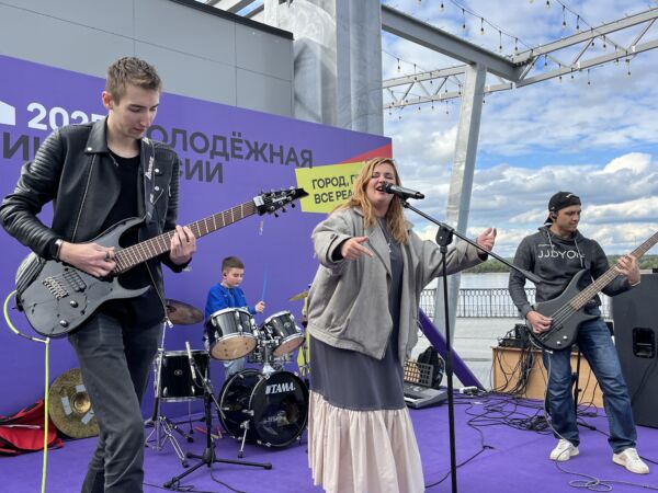 Завершился сезон выступлений на эстрадах, установленных на набережной