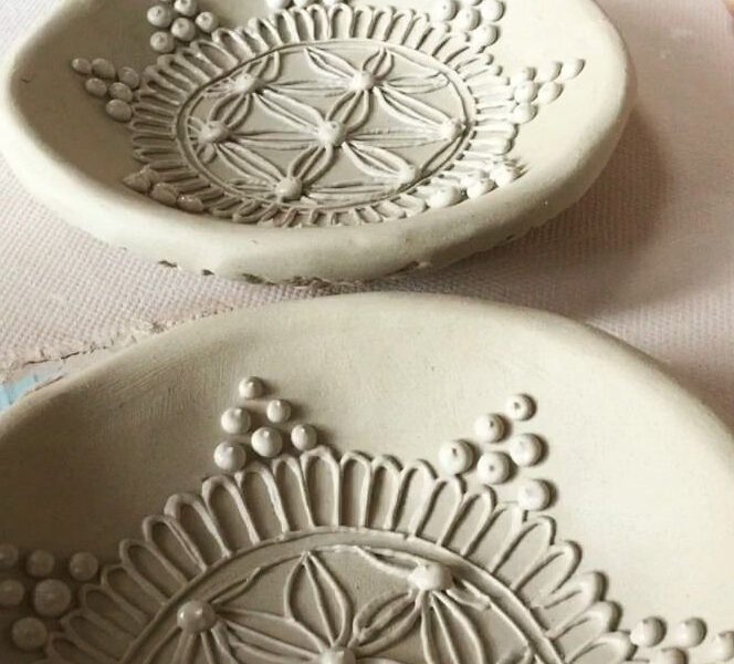 Тарелочка в технике пастилаж: рельефный узор на гончарном круге