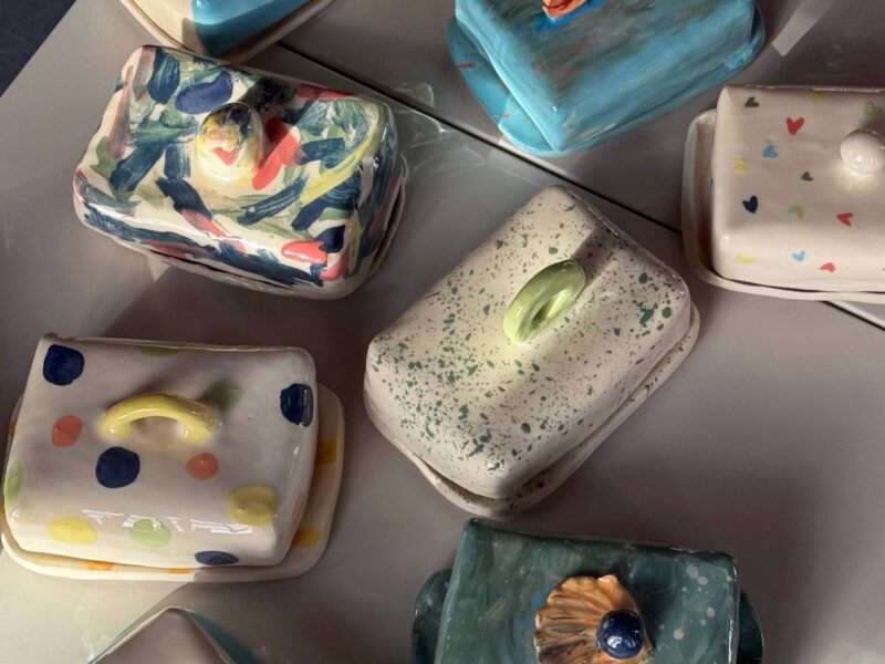 «Создаём уют: маслёнка в технике ручной лепки»