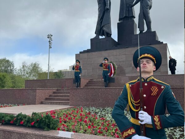 Возложение цветов к монументу «Героям фронта и тыла»
