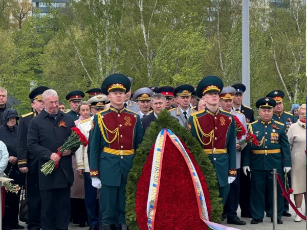 Возложение цветов к монументу «Героям фронта и тыла»