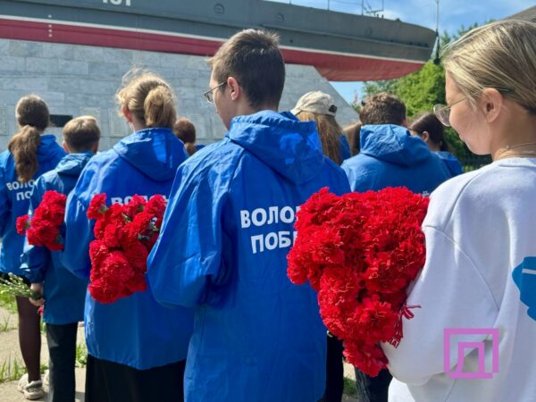 Возложение к памятнику «Бронекатер АК-454»