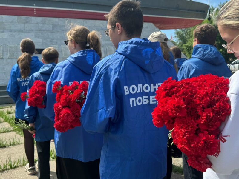 Возложение к памятнику 