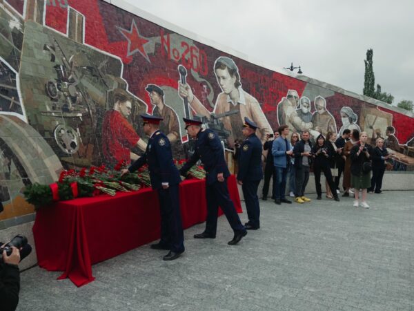 Возложение цветов к стеле «Пермь- город трудовой доблести»